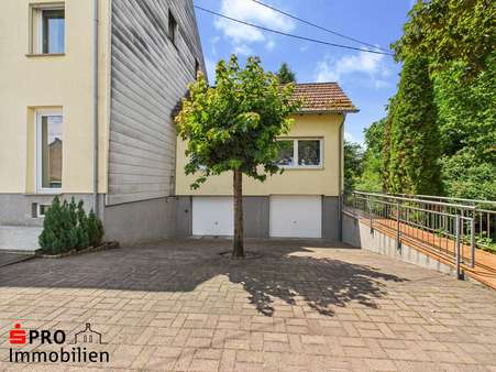 Anbau mit Garagen und Nebeneingang Anbau mit Garagen und Nebeneingang - Einfamilienhaus in 66333 Völklingen mit 189m² kaufen
