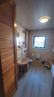 Bad mit Wanne und Dusche - Erdgeschosswohnung in 66606 St. Wendel mit 114m² kaufen