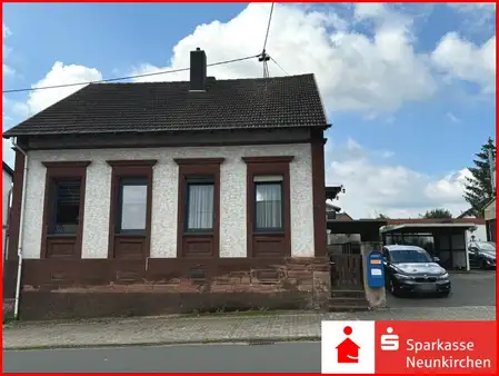 Freistehendes, renovierungsbedürftiges Einfamilienhaus