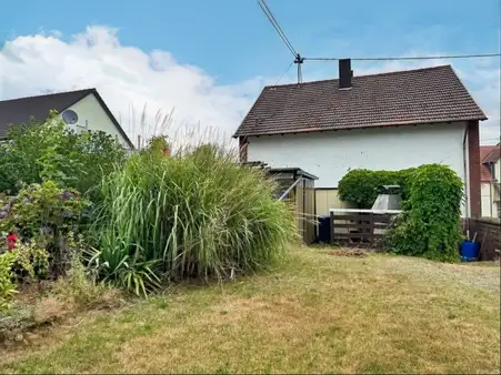 Freistehendes, renovierungsbedürftiges Einfamilienhaus