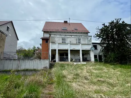 Freistehendes Einfamilienhaus mit Garagen und Garten 