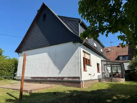 Einseitig angebautes Einfamilienhaus