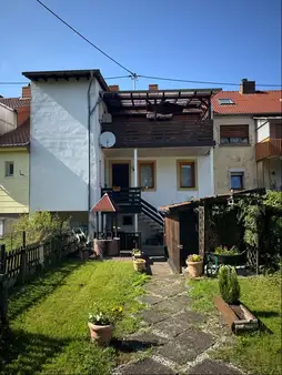 Raumwunder - Beidseitig angebautes Ein-Zweifamilienhaus mit Garten 