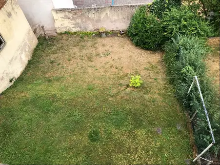 Solides Wohnhaus mit Garten in einer ruhigen Seitenstraße