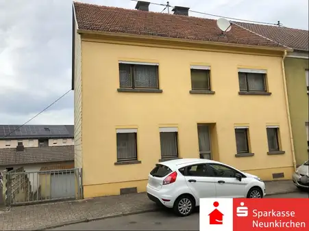 Solides Wohnhaus mit Garten in einer ruhigen Seitenstraße