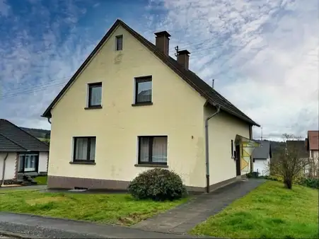 Freistehendes Einfamilienhaus mit Garage und Garten 