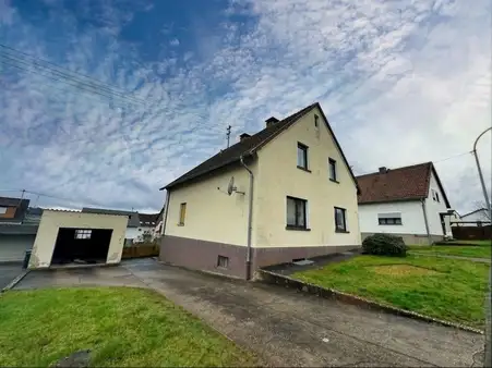 Freistehendes Einfamilienhaus mit Garage und Garten 