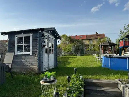 Kleine Doppelhaushälfte mit großem Garten