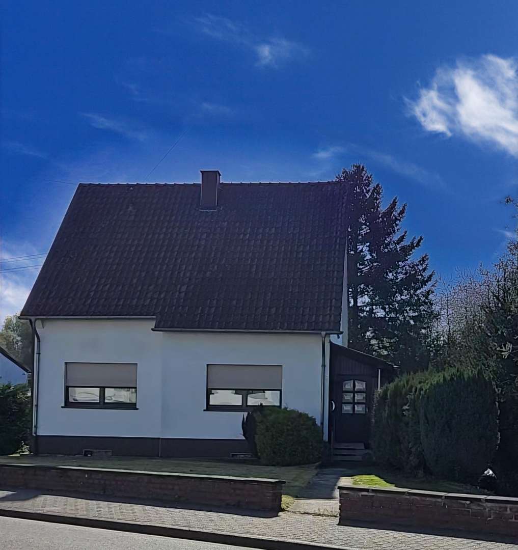 Vorderansicht - Einfamilienhaus in 66773 Schwalbach mit 145m² kaufen