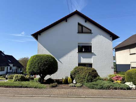 Seitenansicht - Zweifamilienhaus in 66809 Nalbach mit 255m² kaufen