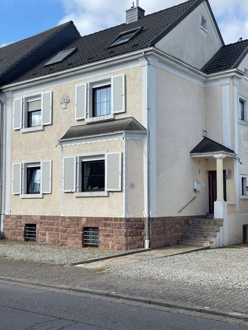 Frontansicht - Zweifamilienhaus in 66740 Saarlouis mit 209m² kaufen