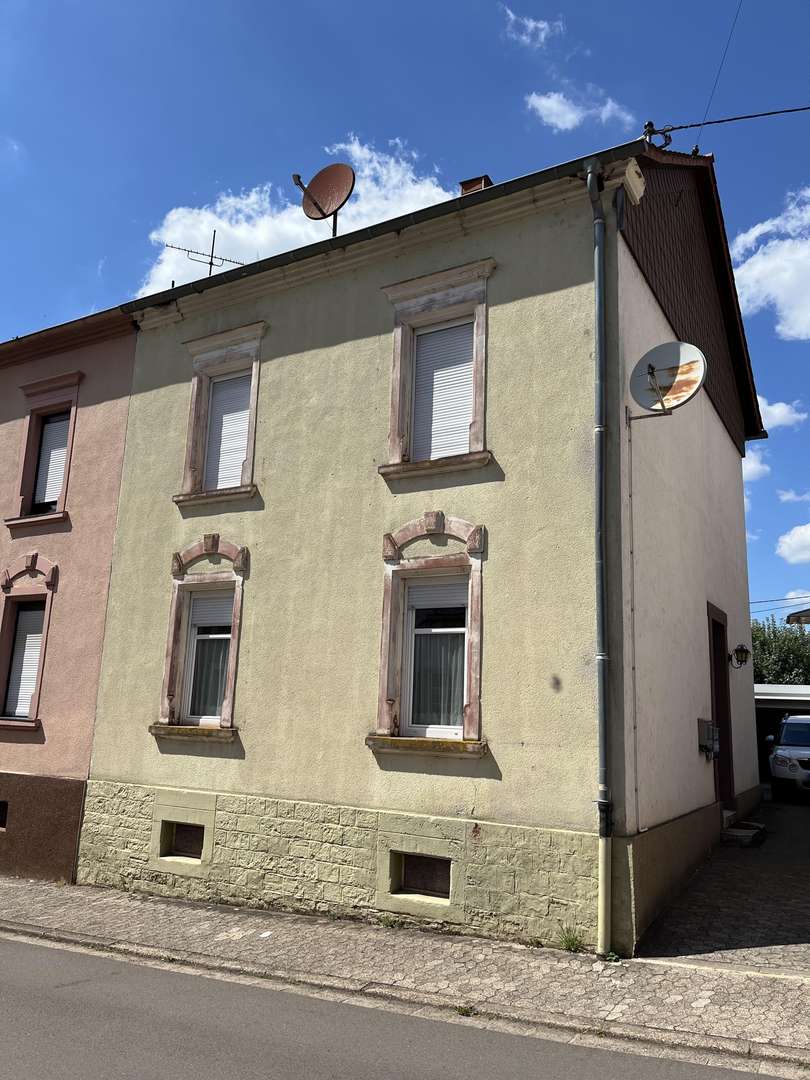 Außenansicht Außenansicht - Zweifamilienhaus in 66663 Merzig mit 110m² kaufen