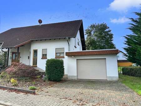 Außenansicht - Doppelhaushälfte in 66793 Saarwellingen mit 135m² kaufen