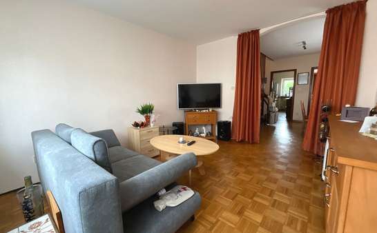 Wohnzimmer - Doppelhaushälfte in 66773 Schwalbach mit 60m² kaufen