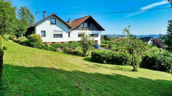 Garten, Blick zum Haus - Einfamilienhaus in 66663 Merzig mit 225m² kaufen