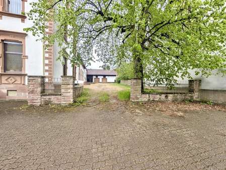 Einfahrt zu den Parkplätzen - Gastronomie in 66701 Beckingen mit 135m² kaufen
