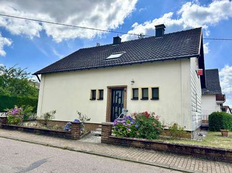 Außenansicht Außenansicht - Zweifamilienhaus in 66687 Wadern mit 158m² kaufen