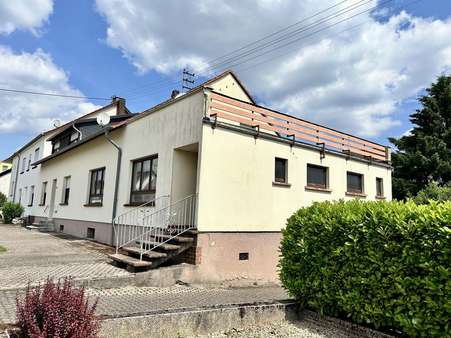 Seitenansicht Seitenansicht - Zweifamilienhaus in 66709 Weiskirchen mit 300m² kaufen
