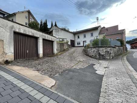 Einfahrt mit Garagen - Einfamilienhaus in 66693 Mettlach mit 112m² kaufen