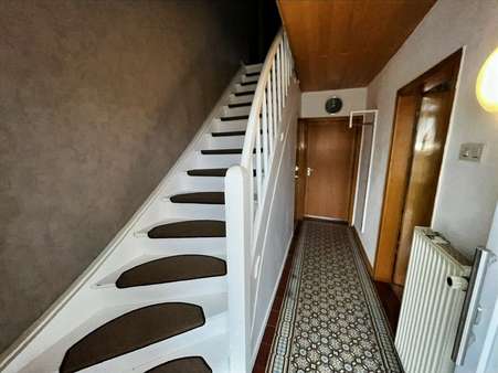 Eingang/Treppenhaus - Reihenmittelhaus in 66693 Mettlach mit 190m² kaufen