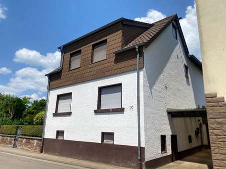 Straßenansicht - Zweifamilienhaus in 66440 Blieskastel mit 155m² kaufen