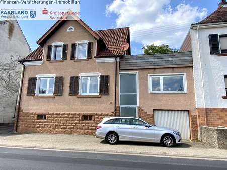 Straßenansicht Gebäude - Zweifamilienhaus in 66453 Gersheim mit 120m² kaufen