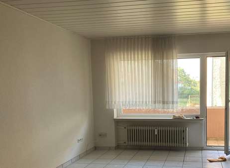 Wohnzimmer mit Balkon - Etagenwohnung in 66424 Homburg mit 85m² kaufen