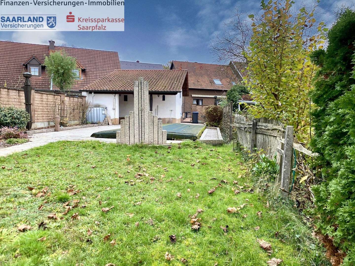 Blick vom Pool zum Haus - Doppelhaushälfte in 66386 St. Ingbert mit 130m² kaufen