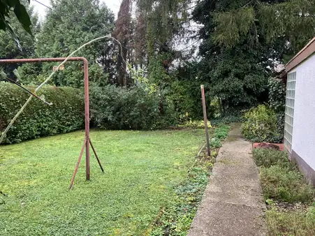 Geräumiges Ein- bis Zweifamilienhaus mit Garten 