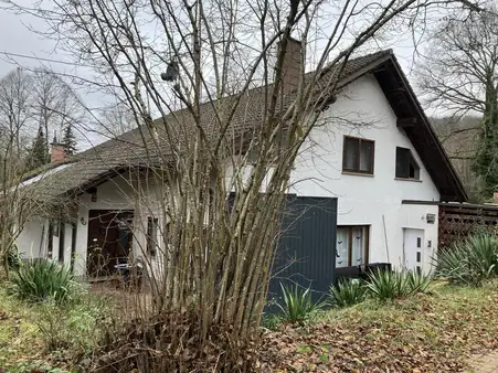 Großzügiges Einfamilienhaus mit parkähnlichem Grundstück