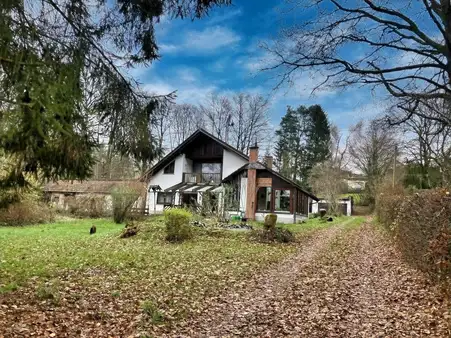 Großzügiges Einfamilienhaus mit parkähnlichem Grundstück