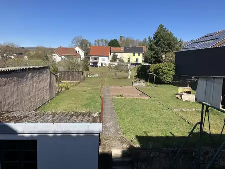 Geräumiges 1-2 Familienhaus mit großem Grundstück