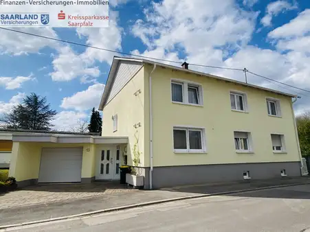 Top gepflegtes Ein- bis Zweifamilienhaus mit zwei Garagen