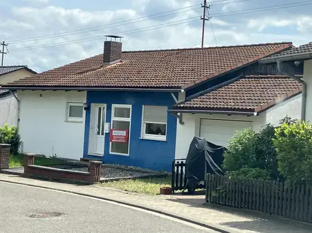 Freistehendes Einfamilienhaus mit ELW in ruhiger Höhenlage