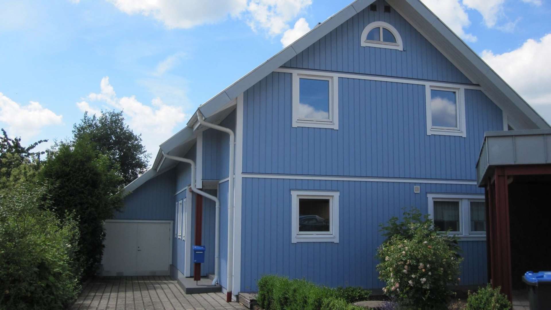 Strassenseite mit Einfahrt u Carport Strassenseite mit Einfahrt u Carport - Einfamilienhaus in 66424 Homburg mit 210m² kaufen