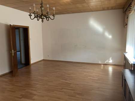Wohnzimmer OG Wohnung Wohnzimmer OG Wohnung - Zweifamilienhaus in 66459 Kirkel mit 190m² kaufen