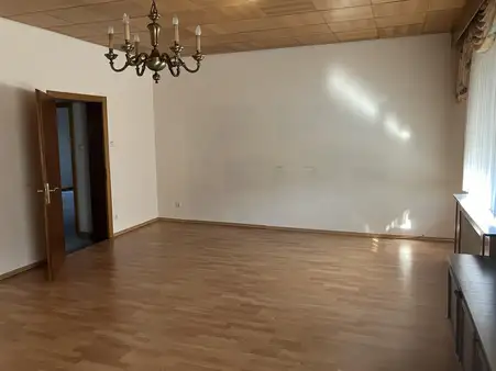 2-3 Familienhaus mit Nebengebäude in zentraler Ortslage
