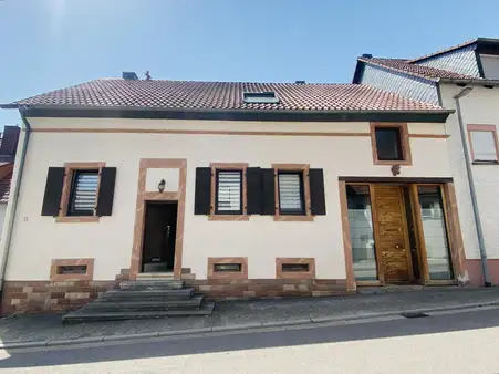 Außergewöhnliches Ein- bis Zweifamilienhaus - Grundstück ideal für Tierhaltung
