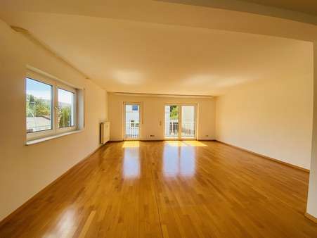 Wohnzimmer mit Balkonausgang Wohnzimmer mit Balkonausgang - Etagenwohnung in 66386 St. Ingbert mit 154m² kaufen