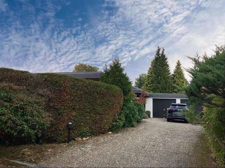 Einfahrt und Garage Einfahrt und Garage - Bungalow in 66424 Homburg mit 208m² kaufen