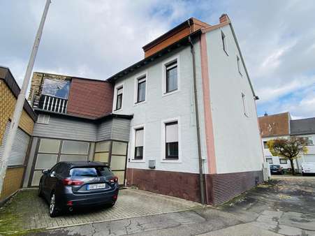 Seitenansicht Seitenansicht - Mehrfamilienhaus in 66386 St. Ingbert mit 200m² kaufen