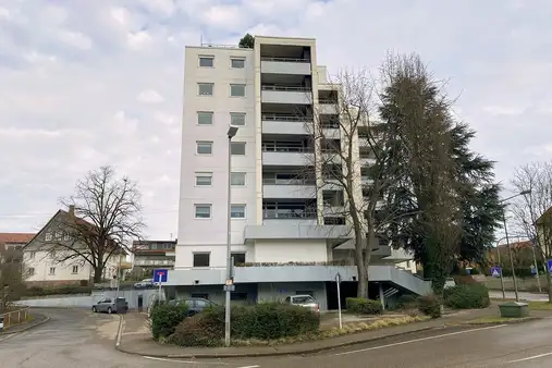 Sofort frei: große 4 ½-Zimmer-Wohnung mit Balkon, Aufzug, HM-Service und Garage