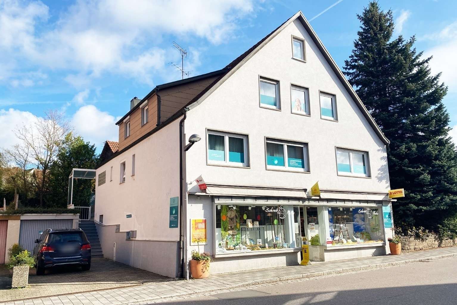 Ansicht Haus und Garage