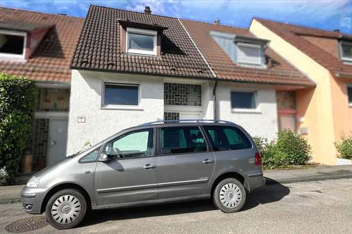 Hausansicht - Reihenmittelhaus in 70439 Stuttgart mit 127m² kaufen