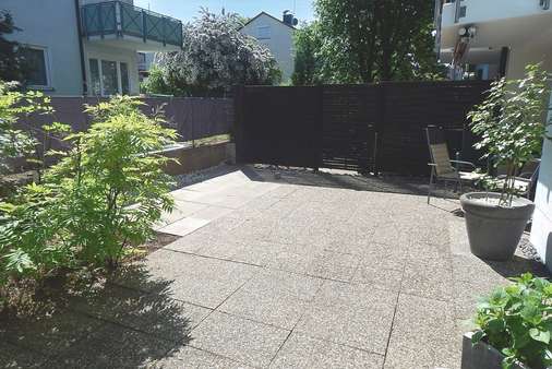 Terrasse im Sommer - Erdgeschosswohnung in 70374 Stuttgart mit 87m² kaufen
