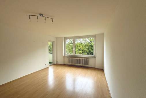 Wohnzimmer - Etagenwohnung in 70825 Korntal-Münchingen mit 75m² kaufen