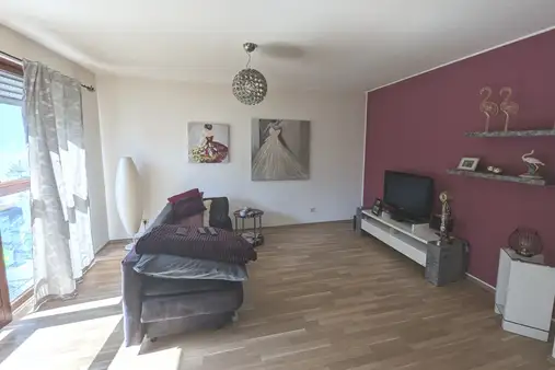 Hübsche 2-Zimmer-Eigentumswohnung mit schönem Balkon in ruhiger Wohnlage nahe Waldfriedhof