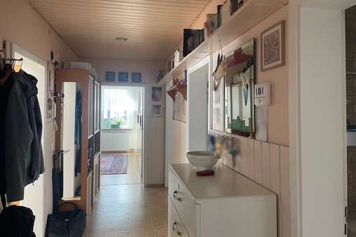 Flur - Erdgeschosswohnung in 73033 Göppingen mit 108m² kaufen