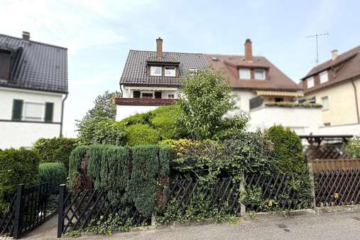 Hausansicht mit Blick auf den Balkon - Doppelhaushälfte in 74076 Heilbronn mit 140m² kaufen