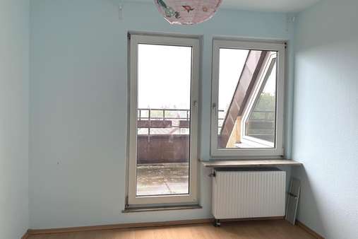 Zimmer mit Zugang zur Dachterrasse Zimmer mit Zugang zur Dachterrasse - Dachgeschosswohnung in 71336 Waiblingen mit 50m² kaufen
